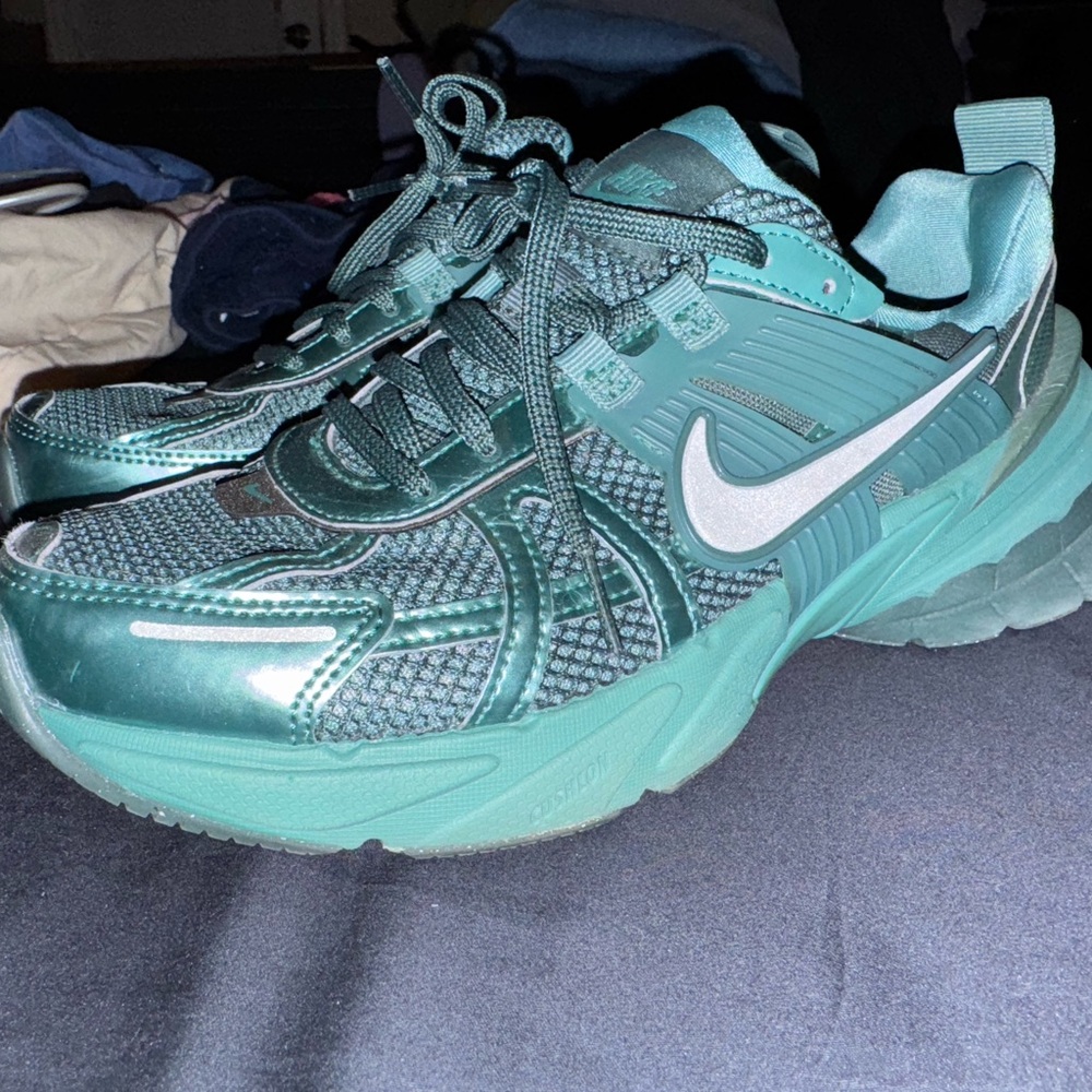 NIKE V2K RUN SHOES: EAGLES COLOR EXCLUSIVE